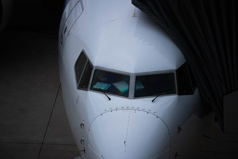 B737 airplane